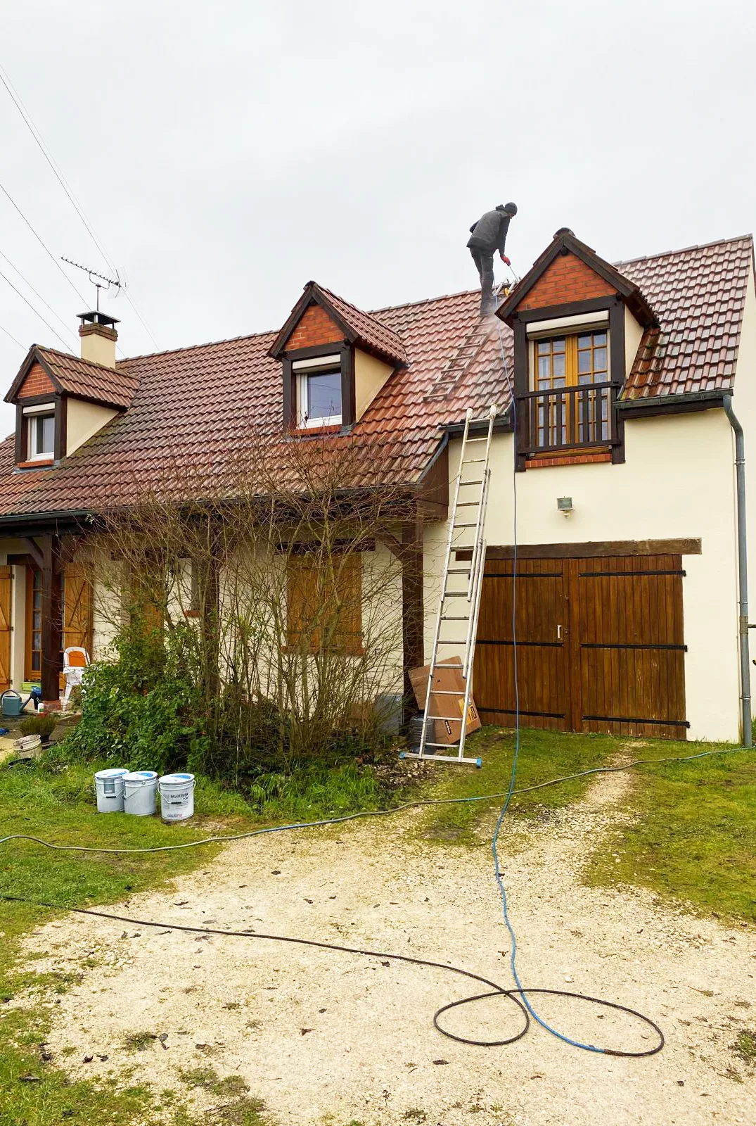 Nettoyage de toiture dans le Val-de-Marne (94) par nos artisans couvreur à Saint-Maur-des-Fossés